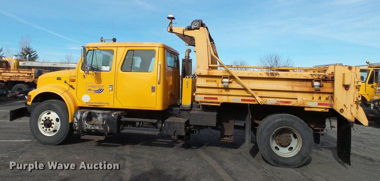 image for item DC5611 2002 International 4900 Crew Cab dump truck