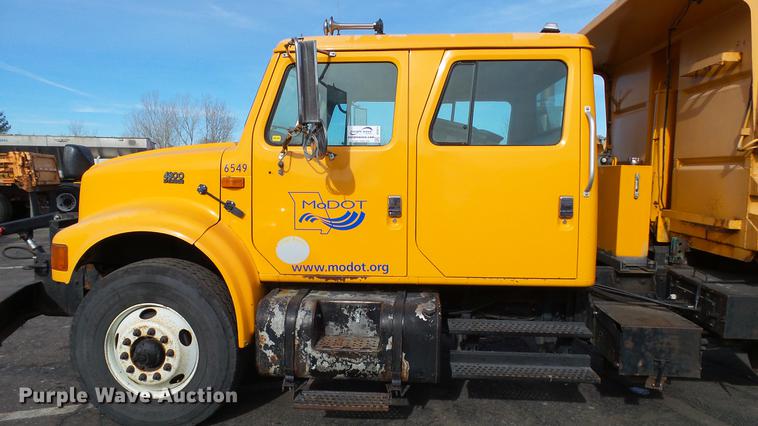 image for item DC5611 2002 International 4900 Crew Cab dump truck