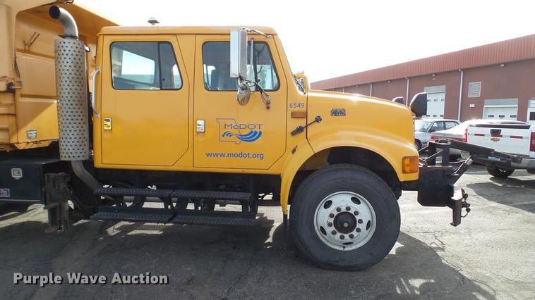 image for item DC5611 2002 International 4900 Crew Cab dump truck