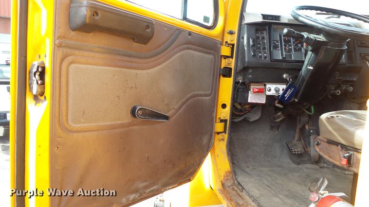 image for item DC5611 2002 International 4900 Crew Cab dump truck