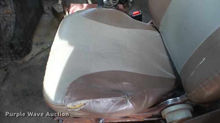 image for item DC5611 2002 International 4900 Crew Cab dump truck