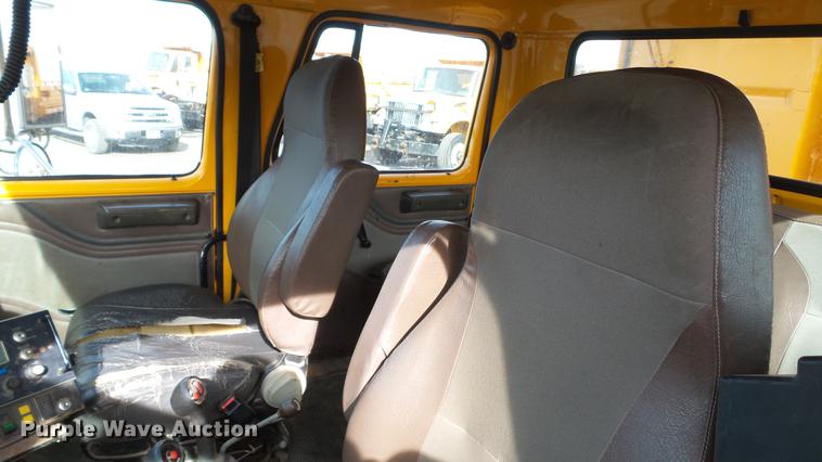 image for item DC5611 2002 International 4900 Crew Cab dump truck