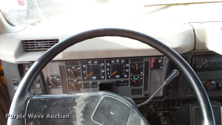 image for item DC5611 2002 International 4900 Crew Cab dump truck