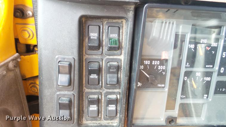 image for item DC5611 2002 International 4900 Crew Cab dump truck