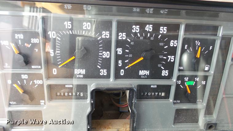 image for item DC5611 2002 International 4900 Crew Cab dump truck