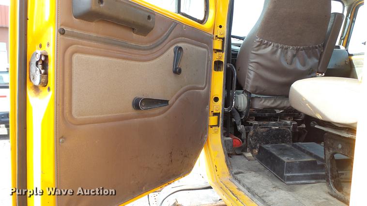 image for item DC5611 2002 International 4900 Crew Cab dump truck