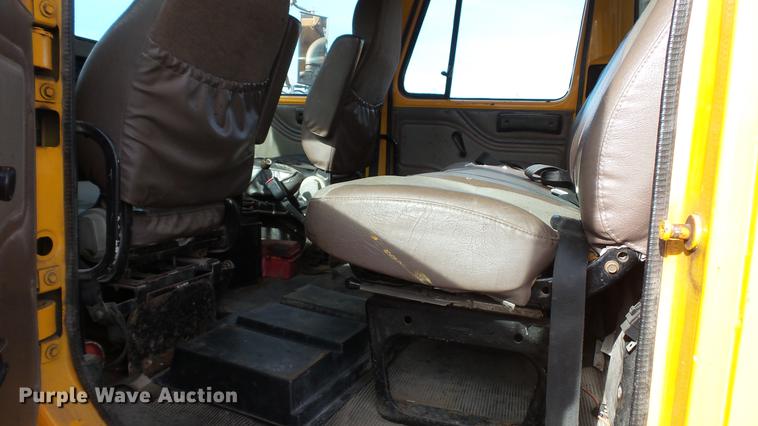 image for item DC5611 2002 International 4900 Crew Cab dump truck