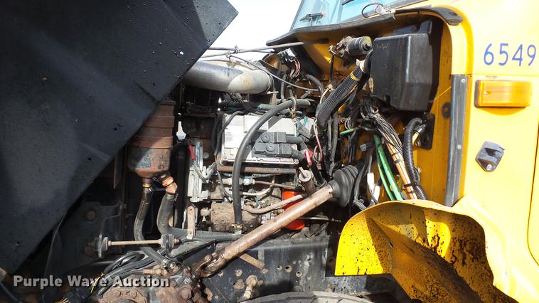 image for item DC5611 2002 International 4900 Crew Cab dump truck