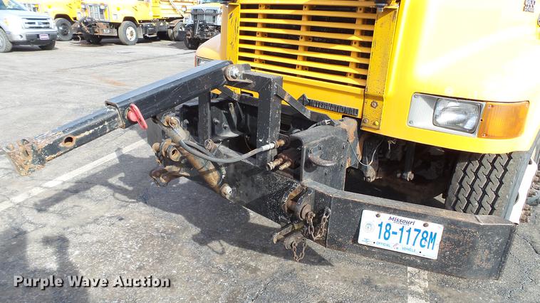 image for item DC5611 2002 International 4900 Crew Cab dump truck