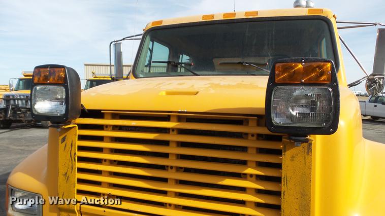 image for item DC5611 2002 International 4900 Crew Cab dump truck