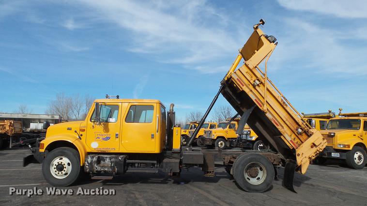 image for item DC5611 2002 International 4900 Crew Cab dump truck