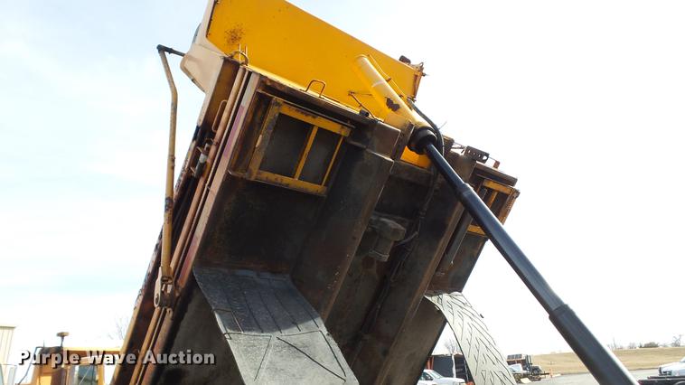 image for item DC5611 2002 International 4900 Crew Cab dump truck