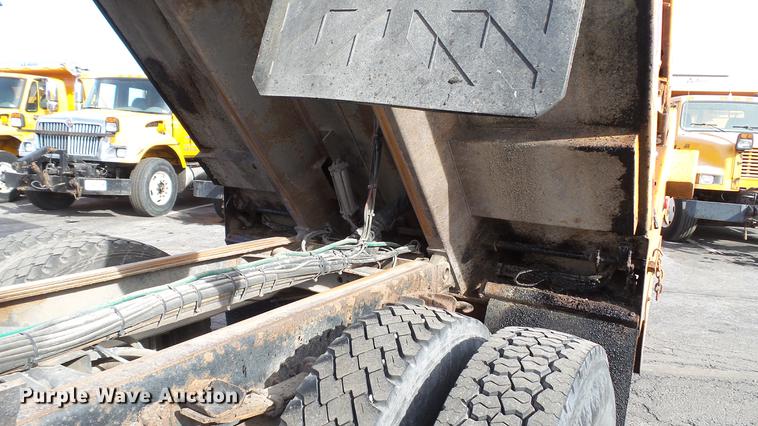 image for item DC5611 2002 International 4900 Crew Cab dump truck