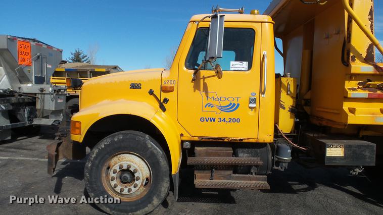 image for item DC5634 2000 International 4900 dump truck