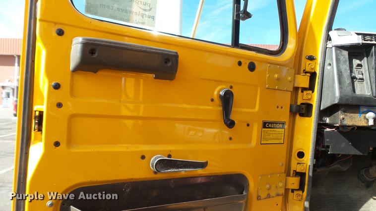 image for item DC5634 2000 International 4900 dump truck