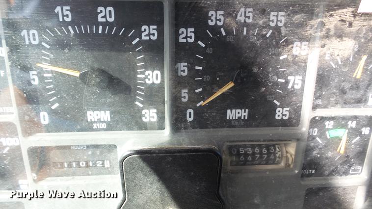 image for item DC5634 2000 International 4900 dump truck