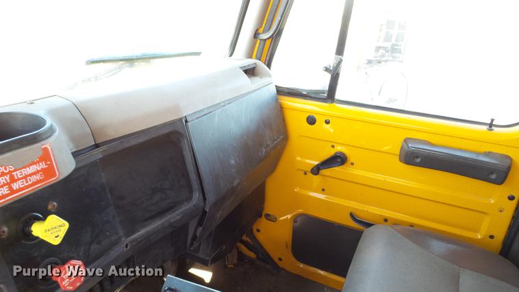 image for item DC5634 2000 International 4900 dump truck