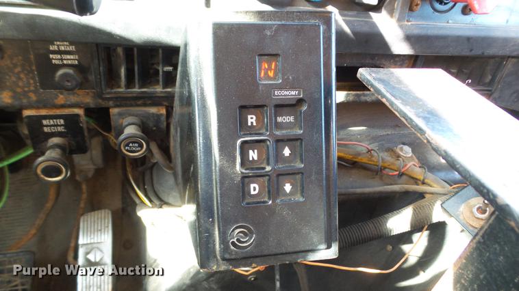 image for item DC5634 2000 International 4900 dump truck