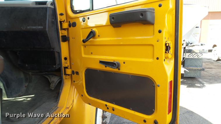 image for item DC5634 2000 International 4900 dump truck