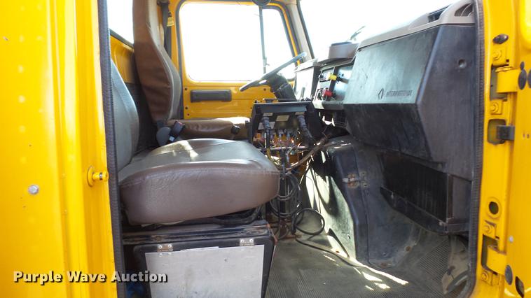 image for item DC5634 2000 International 4900 dump truck