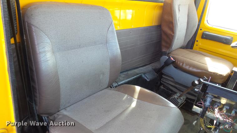 image for item DC5634 2000 International 4900 dump truck