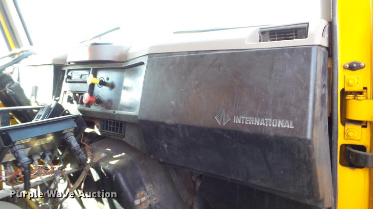 image for item DC5634 2000 International 4900 dump truck