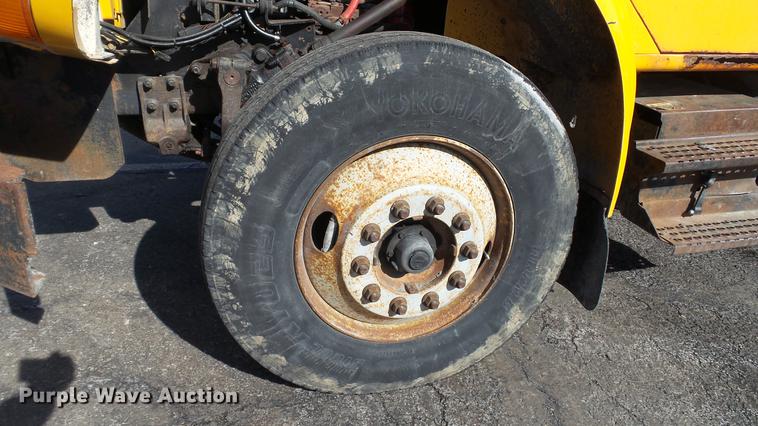 image for item DC5634 2000 International 4900 dump truck