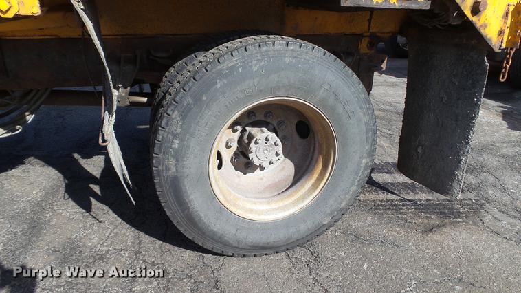 image for item DC5634 2000 International 4900 dump truck