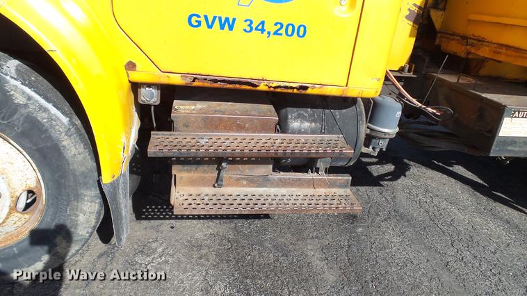 image for item DC5634 2000 International 4900 dump truck