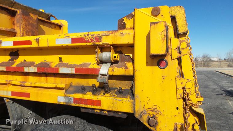 image for item DC5634 2000 International 4900 dump truck