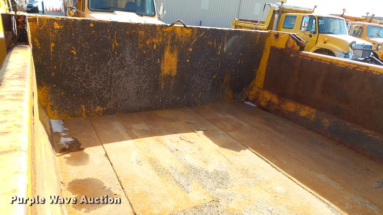 image for item DC5634 2000 International 4900 dump truck