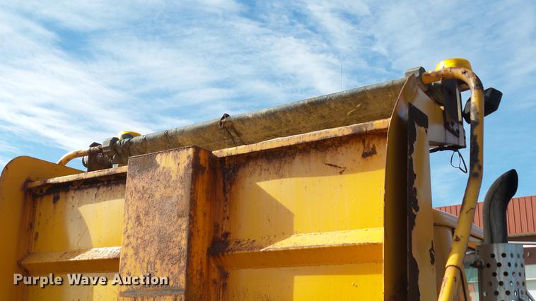 image for item DC5634 2000 International 4900 dump truck