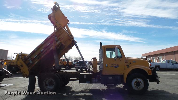 image for item DC5634 2000 International 4900 dump truck