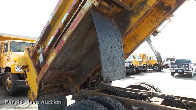 image for item DC5634 2000 International 4900 dump truck