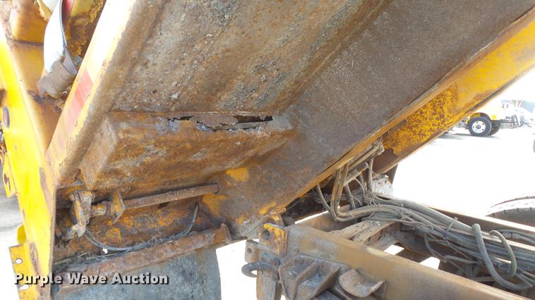 image for item DC5634 2000 International 4900 dump truck