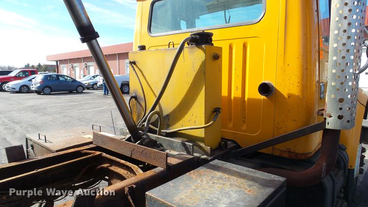 image for item DC5634 2000 International 4900 dump truck