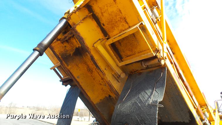 image for item DC5634 2000 International 4900 dump truck