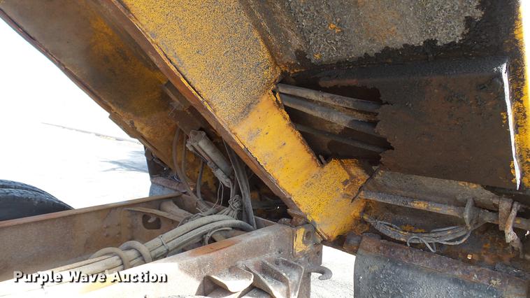 image for item DC5634 2000 International 4900 dump truck