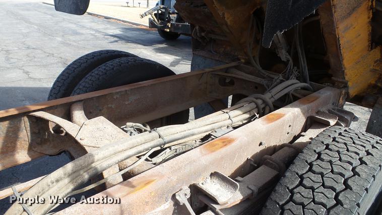 image for item DC5634 2000 International 4900 dump truck