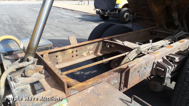 image for item DC5634 2000 International 4900 dump truck