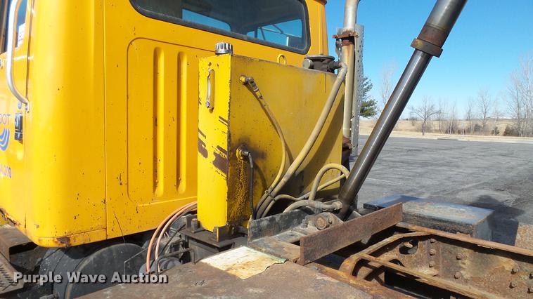 image for item DC5634 2000 International 4900 dump truck