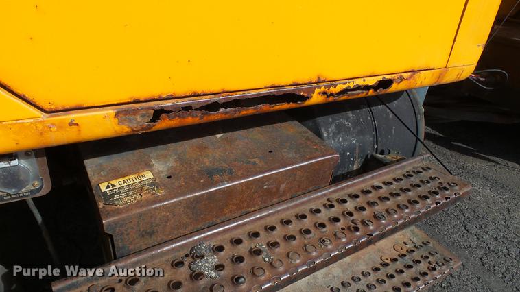 image for item DC5634 2000 International 4900 dump truck