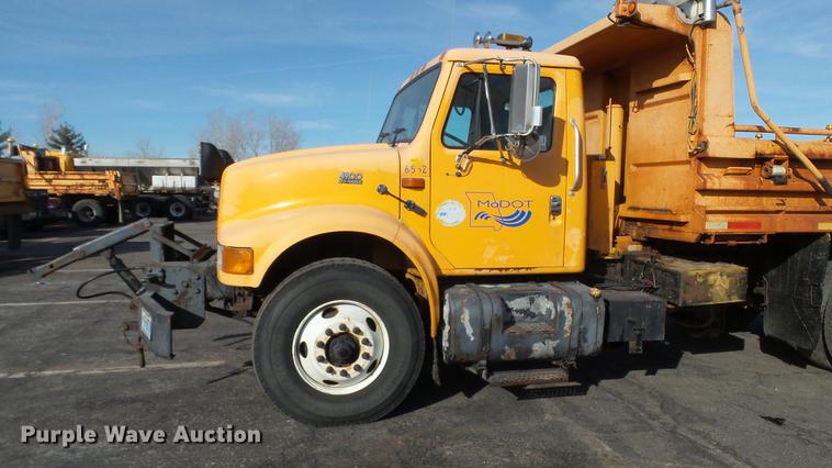 image for item DC5635 2002 International 4900 dump truck