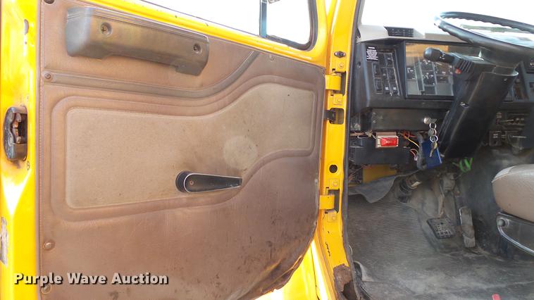 image for item DC5635 2002 International 4900 dump truck