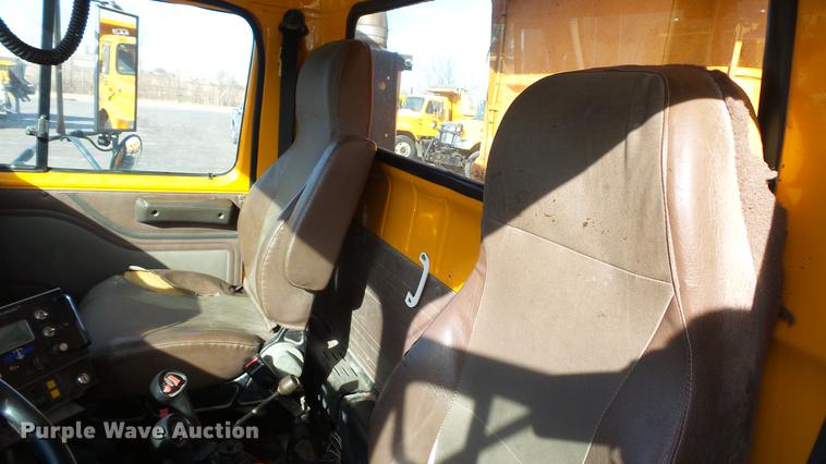 image for item DC5635 2002 International 4900 dump truck