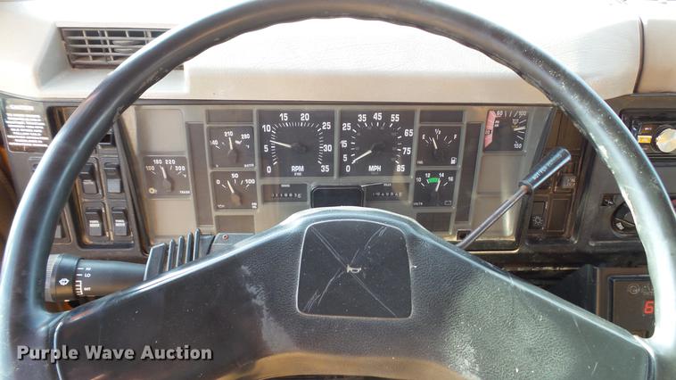 image for item DC5635 2002 International 4900 dump truck