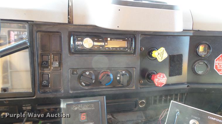 image for item DC5635 2002 International 4900 dump truck