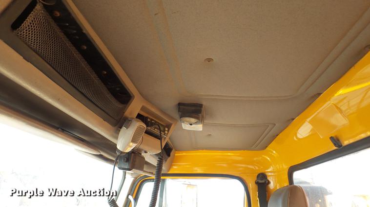 image for item DC5635 2002 International 4900 dump truck