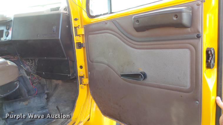 image for item DC5635 2002 International 4900 dump truck