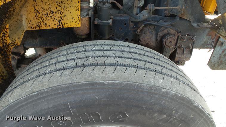 image for item DC5635 2002 International 4900 dump truck